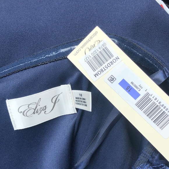 NWOT Eliza J 3 D Floral Sleeve Scuba Crepe Gown Navy Size 18 - Picture 13 of 13